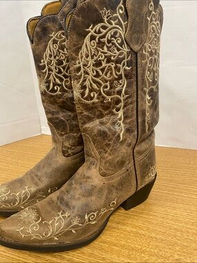 Embroidered Women’s Laredo Brown Western Cowboy Boots